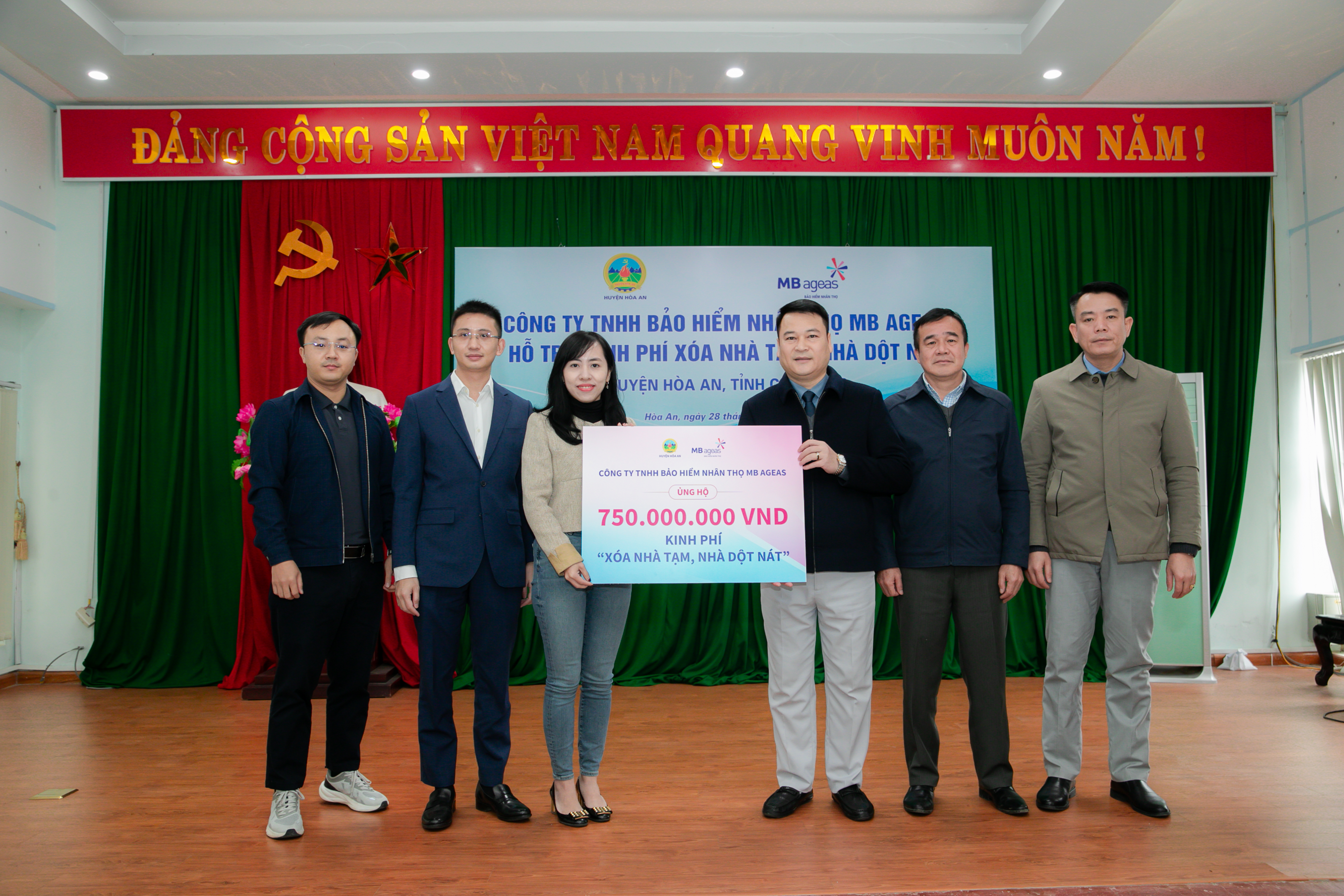 MB Ageas Life trao kinh phí hỗ trợ xây nhà cho các gia đình khó khăn tại Cao Bằng